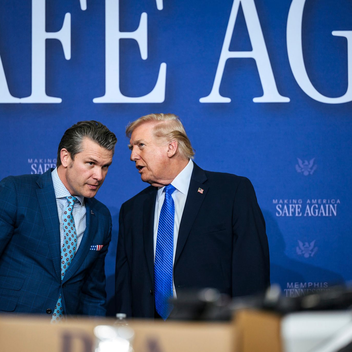 Trump (rechts) und sein Kriegsminister Hegseth versuchen den Spagat zwischen Drohungen und Diplomatie. - Foto: Molly Riley/White House/Planet Pix via ZUMA Press Wire/dpa