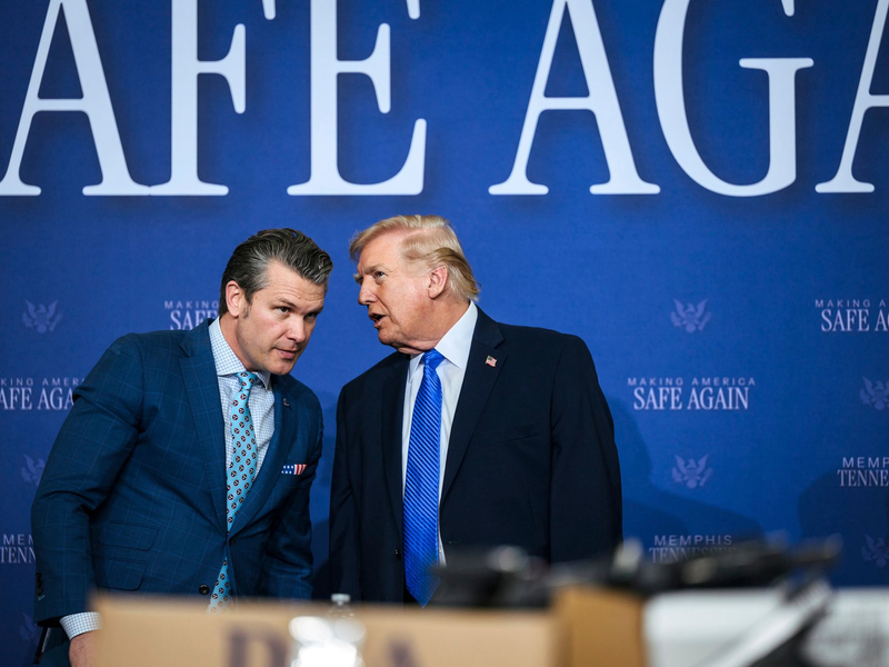 Trump (rechts) und sein Kriegsminister Hegseth versuchen den Spagat zwischen Drohungen und Diplomatie. - Foto: Molly Riley/White House/Planet Pix via ZUMA Press Wire/dpa