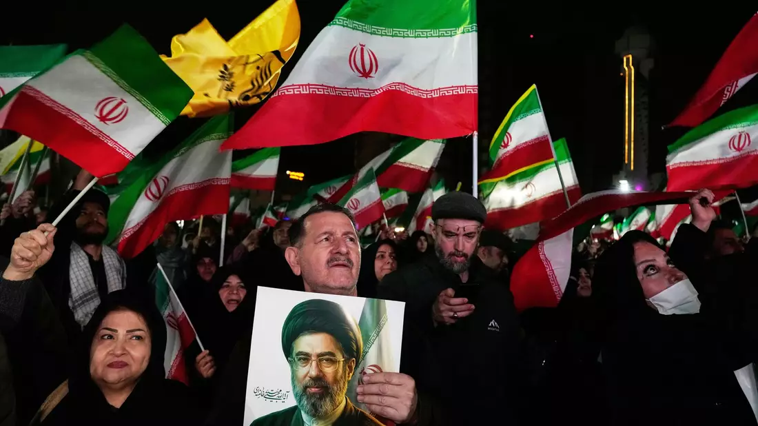 Wer trifft in Teheran die Entscheidungen - Modschtaba Chamenei oder ein anderer Anführer? - Bild: Vahid Salemi/AP/dpa