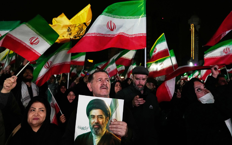 Wer trifft in Teheran die Entscheidungen - Modschtaba Chamenei oder ein anderer Anführer? - Foto: Vahid Salemi/AP/dpa