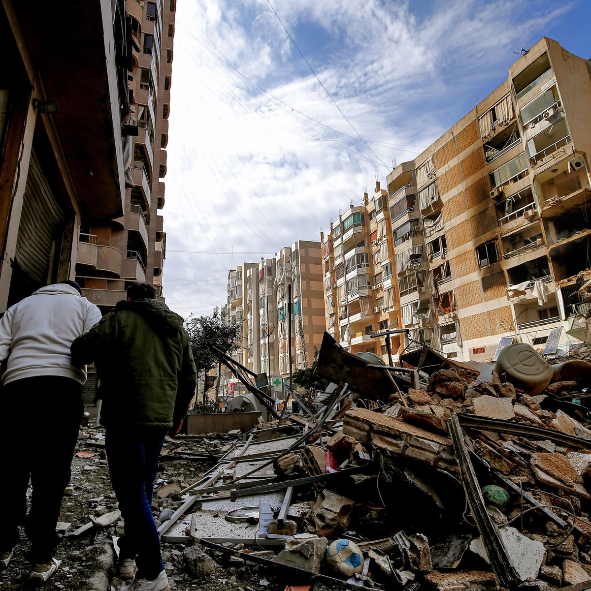 Nach einem schweren israelischen Luftangriff auf einen südlichen Vorort von Beirut liegen überall Trümmer. (Archivfoto) - Foto: Marwan Naamani/dpa