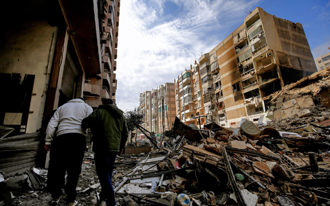 Nach einem schweren israelischen Luftangriff auf einen südlichen Vorort von Beirut liegen überall Trümmer. (Archivfoto) - Foto: Marwan Naamani/dpa