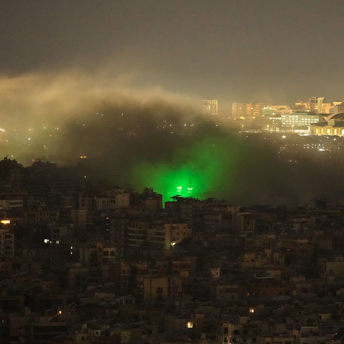 Nach einem israelischen Luftangriff auf einen südlichen Vorort von Beirut steigt Rauch auf.  - Foto: Hassan Ammar/AP/dpa