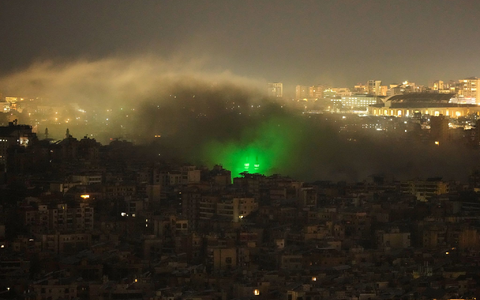 Nach einem israelischen Luftangriff auf einen südlichen Vorort von Beirut steigt Rauch auf.  - Foto: Hassan Ammar/AP/dpa