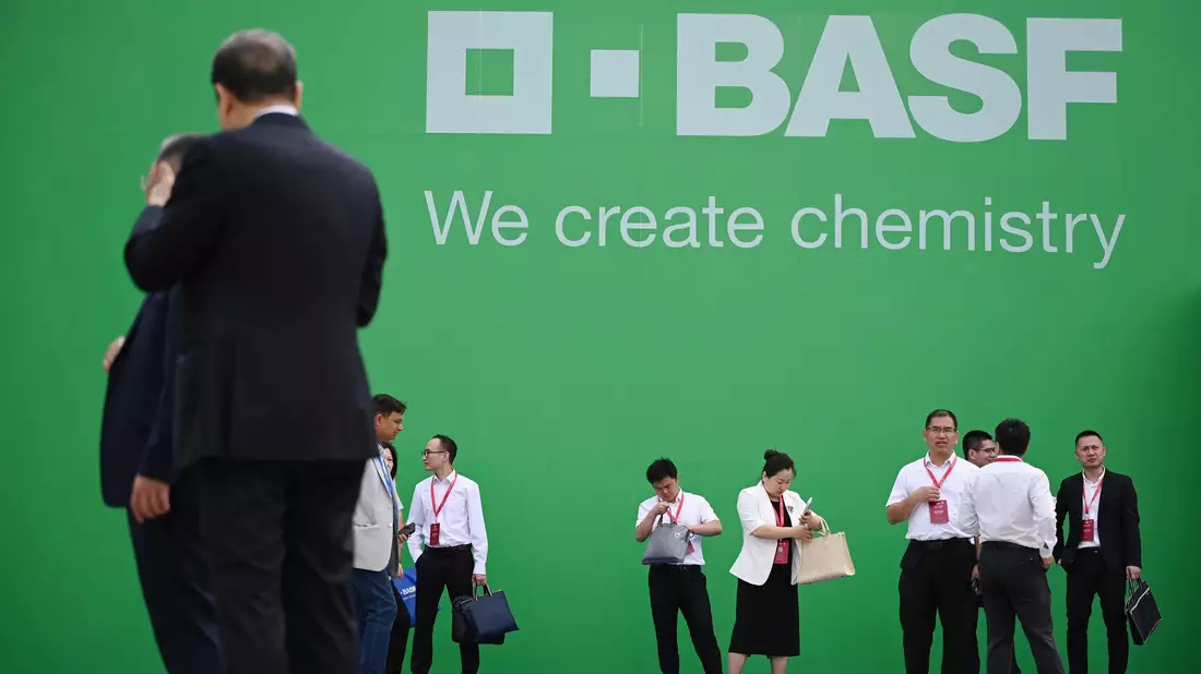 BASF ist er weltgrößte Chemiekonzern.  - Bild: Johannes Neudecker/dpa