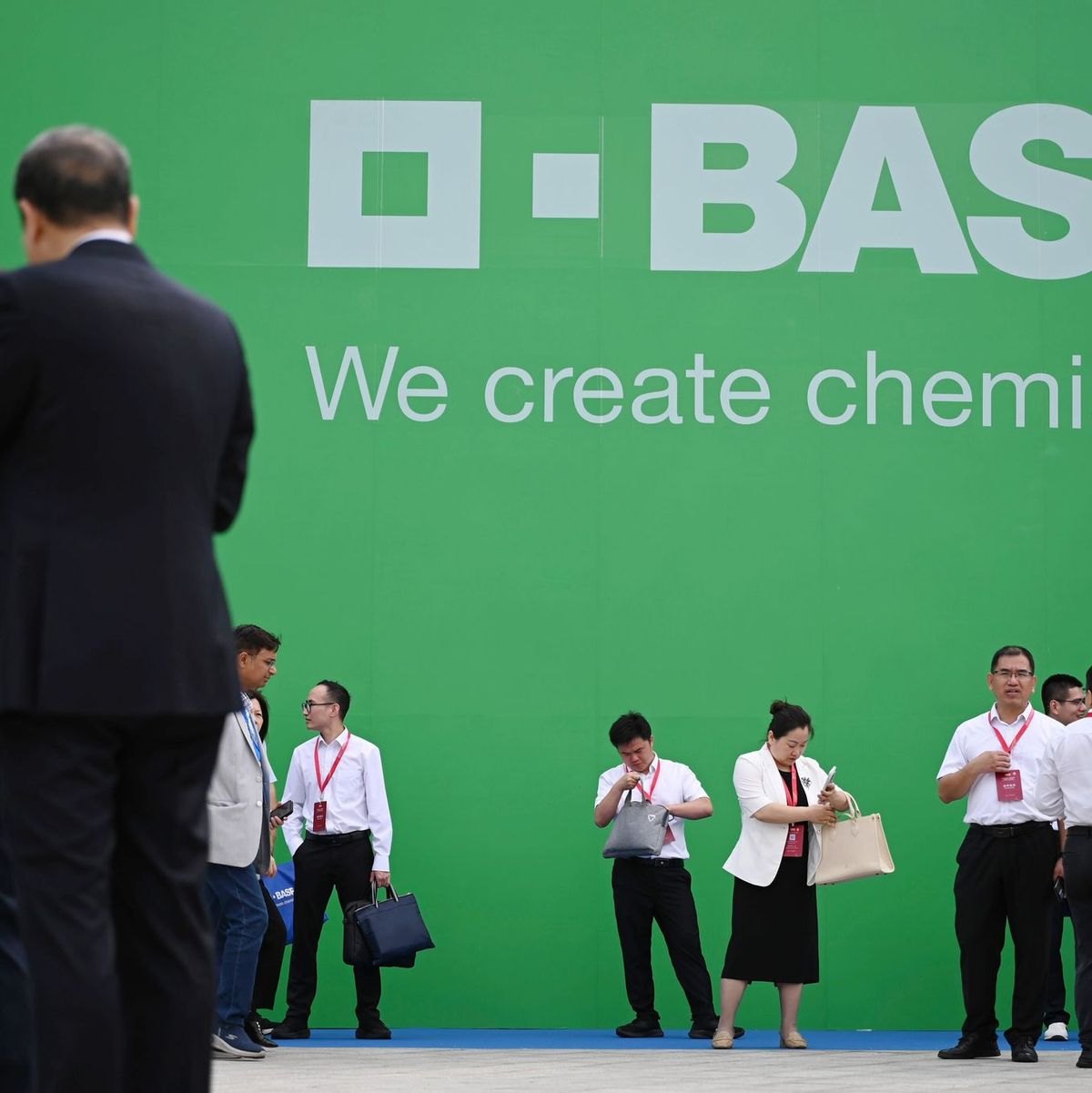 BASF ist er weltgrößte Chemiekonzern.  - Foto: Johannes Neudecker/dpa