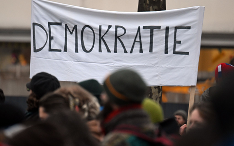 Laut einer Untersuchung unter 137 Staaten verliert die Demokratie an Boden. (Archivbild)  - Foto: Federico Gambarini/dpa