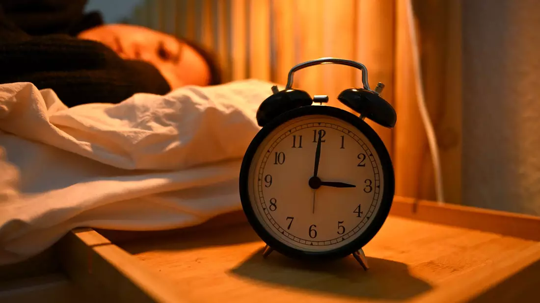 Es ist wieder so weit: Die Sommerzeit beginnt in der Nacht zu Sonntag. (Symbolbild)  - Bild: Elisa Schu/dpa