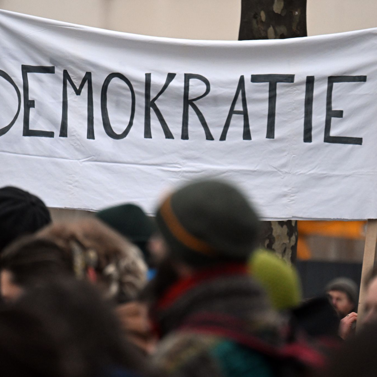Laut einer Untersuchung unter 137 Staaten - Deutschland ist nicht darunter - gerät die Demokratie weltweit zunehmend unter Druck. (Archivbild)  - Foto: Federico Gambarini/dpa