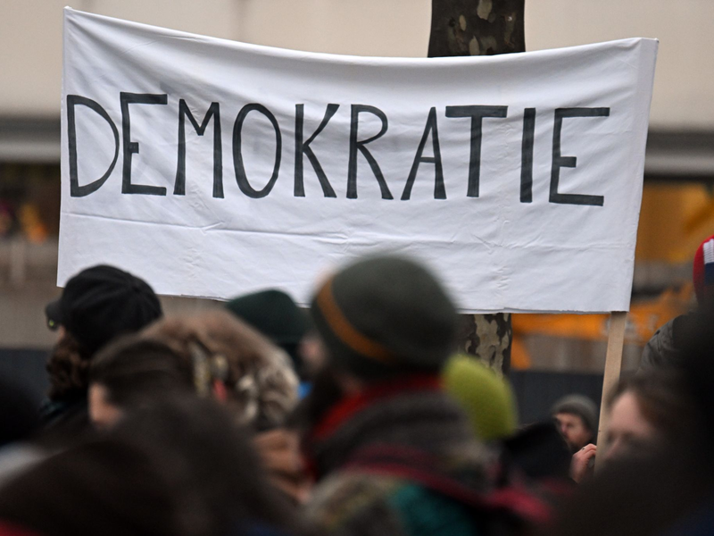 Laut einer Untersuchung unter 137 Staaten - Deutschland ist nicht darunter - gerÀt die Demokratie weltweit zunehmend unter Druck. (Archivbild) - Foto: Federico Gambarini/dpa
