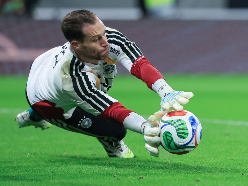 Oliver Baumann pariert beim Aufwärmtraining einen Ball. (Archivbild) - Foto: Jan Woitas/dpa