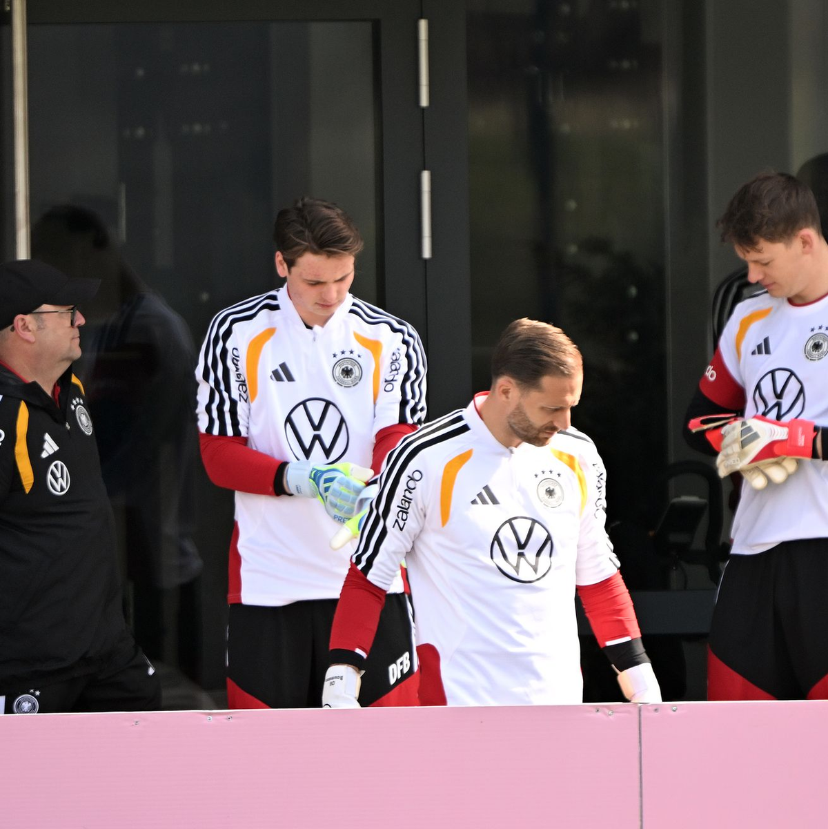 Oliver Baumann (M) bereitet sich mit Jonas Urbig (2.v.l) und Alexander Nübel (r) auf das Training vor.  - Foto: Federico Gambarini/dpa