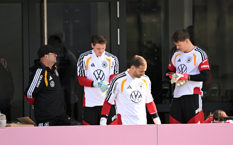 Oliver Baumann (M) bereitet sich mit Jonas Urbig (2.v.l) und Alexander Nübel (r) auf das Training vor.  - Foto: Federico Gambarini/dpa