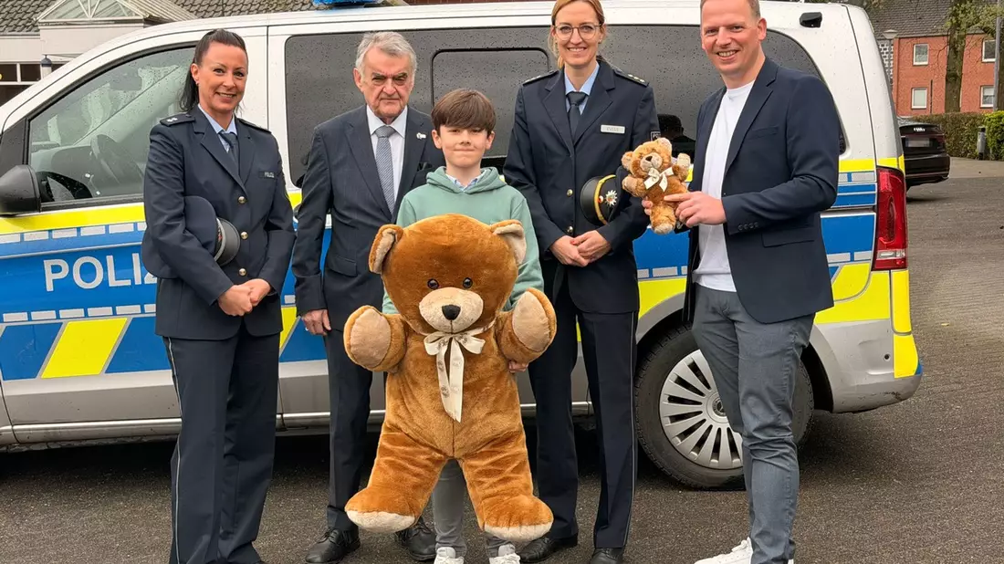 POL-COE: Coesfeld, Dülmen/ Innenminister überreicht erstmals Trostteddy an bei Unfall verletztes Kind - Bild: presseportal.de