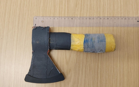 BPOLI EF: Mann bedroht einen Reisenden am Bahnhof mit Axt - Foto: presseportal.de