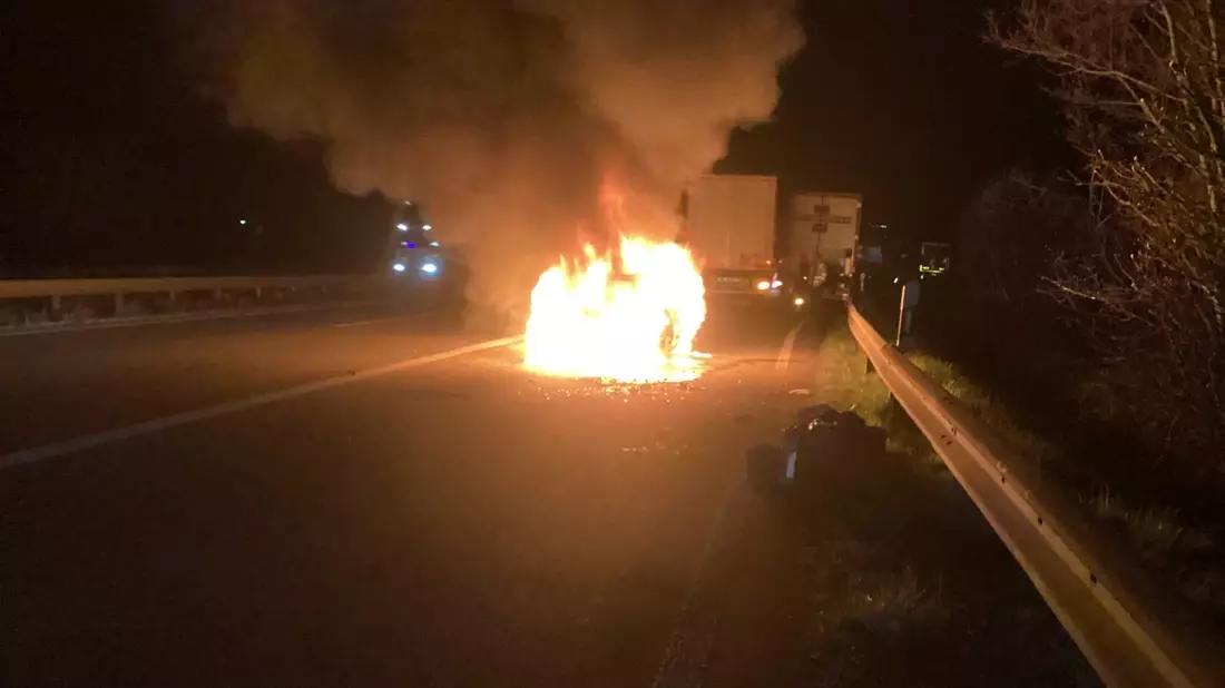 FW Speyer: Pkw-Brand nach Auffahrunfall auf Rastplatz Binshof - Bild: presseportal.de