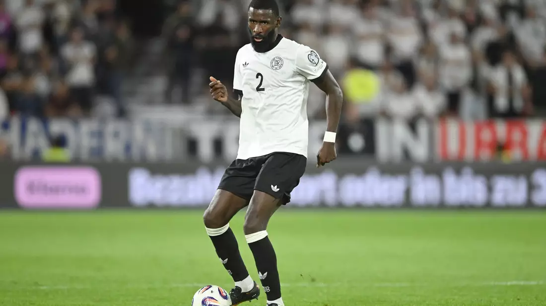 Jahrelang gesetzt als Abwehrchef, jetzt nicht mehr: Antonio Rüdiger. (Archivbild)  - Bild: Marius Becker/dpa