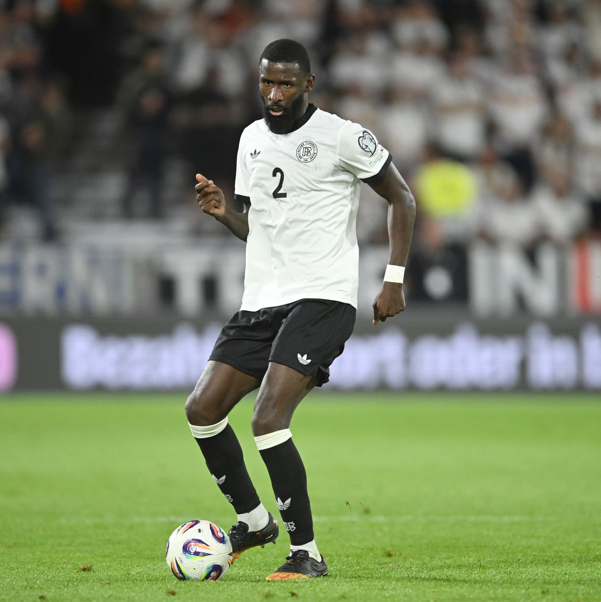 Jahrelang gesetzt als Abwehrchef, jetzt nicht mehr: Antonio Rüdiger. (Archivbild)  - Foto: Marius Becker/dpa