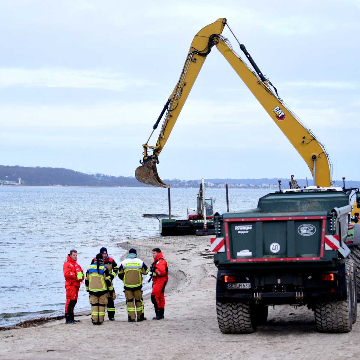 Die Helfer beabsichtigen, vor dem Wal eine Rinne auszubaggern. - Foto: Daniel Bockwoldt/dpa