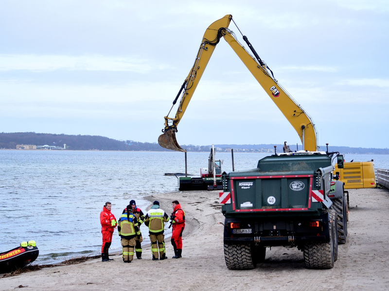 Die Helfer beabsichtigen, vor dem Wal eine Rinne auszubaggern. - Foto: Daniel Bockwoldt/dpa