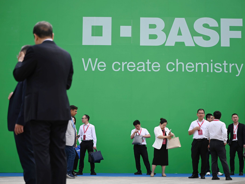 BASF mit Hauptsitz in Ludwigshafen ist der weltgrößte Chemiekonzern.  - Foto: Johannes Neudecker/dpa