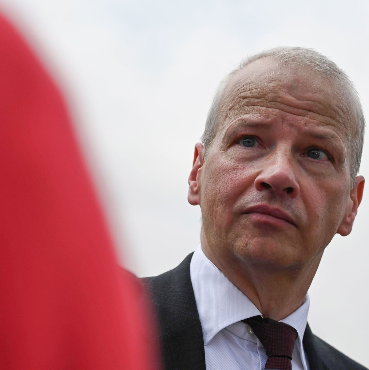 BASF-Vorstandschef Markus Kamieth gab vor Journalisten einen Ausblick zur Lage der Chemieindustrie.  - Foto: Johannes Neudecker/dpa