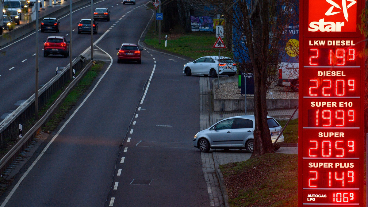 Tankstellen dürfen künftig nur noch einmal am Tag die Preise erhöhen. - Foto: Klaus-Dietmar Gabbert/dpa