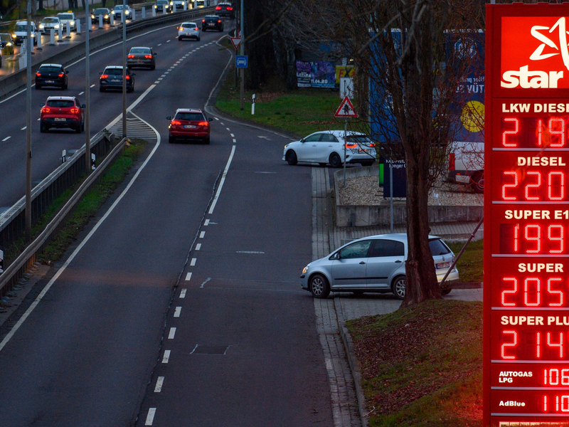 Tankstellen dürfen künftig nur noch einmal am Tag die Preise erhöhen. - Foto: Klaus-Dietmar Gabbert/dpa