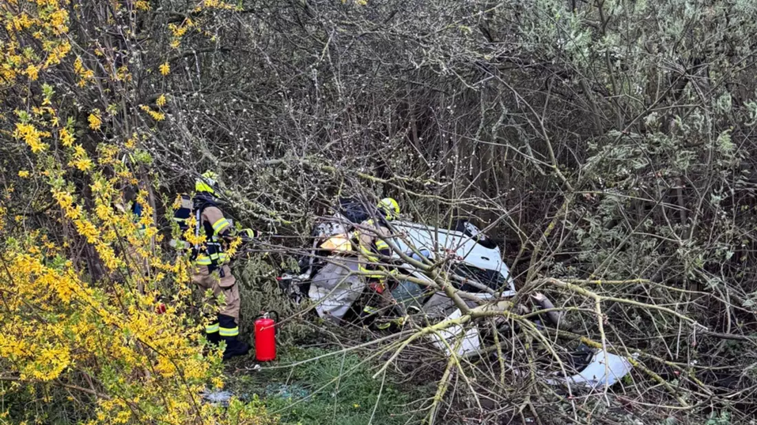 FW-NE: Verkehrsunfall auf der B477 - PKW in Graben | Zwei verletzte Personen - Bild: presseportal.de
