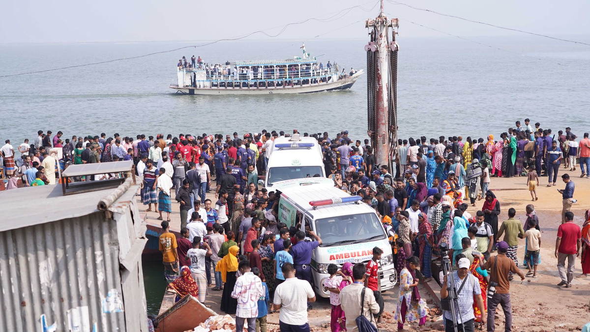 Rettungskräfte und zahlreiche Menschen versammeln sich an einer Unfallstelle, nachdem ein Bus in den Fluss Padma stürzte. - Foto: Rubel Karmaker/ZUMA Press Wire/dpa