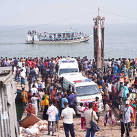 Rettungskräfte und zahlreiche Menschen versammeln sich an einer Unfallstelle, nachdem ein Bus in den Fluss Padma stürzte. - Foto: Rubel Karmaker/ZUMA Press Wire/dpa