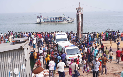 Rettungskräfte und zahlreiche Menschen versammeln sich an einer Unfallstelle, nachdem ein Bus in den Fluss Padma stürzte. - Foto: Rubel Karmaker/ZUMA Press Wire/dpa