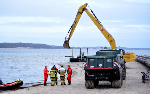Unter Zuhilfenahme von Baggern soll eine Rinne für den Wal geschaffen werden. - Foto: Daniel Bockwoldt/dpa