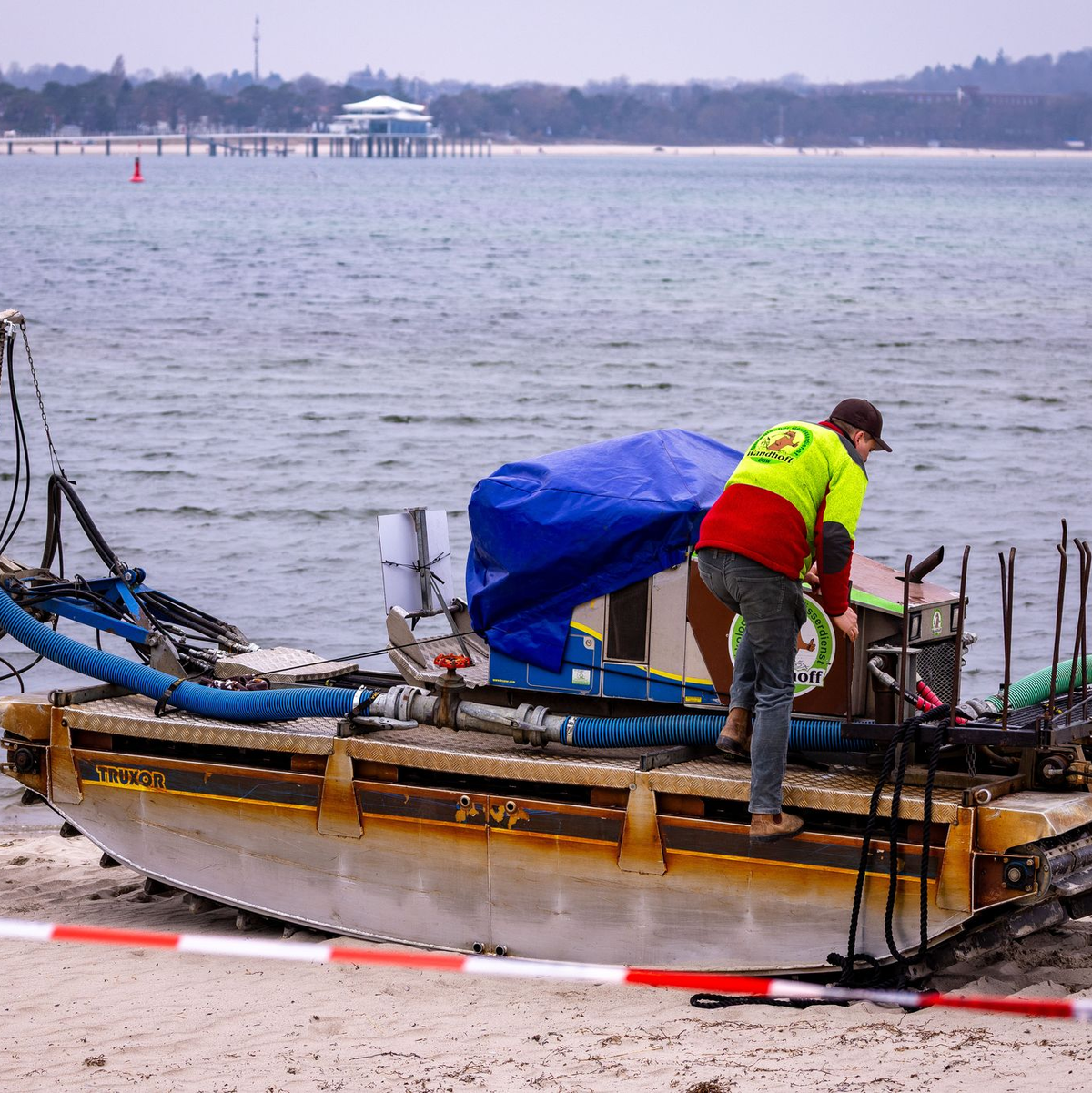 Ein Rettungsversuch mit einem Saugbagger war gescheitert.  - Foto: Jens Büttner/dpa