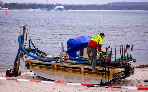 Ein Rettungsversuch mit einem Saugbagger war gescheitert.  - Foto: Jens Büttner/dpa