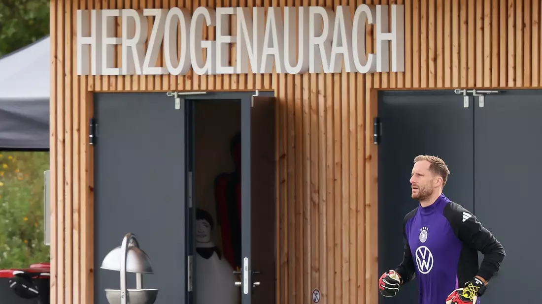 Oliver Baumann ist auf dem Weg zum Trainingsplatz in Herzogenaurach. (Archivbild)  - Bild: Christian Charisius/dpa
