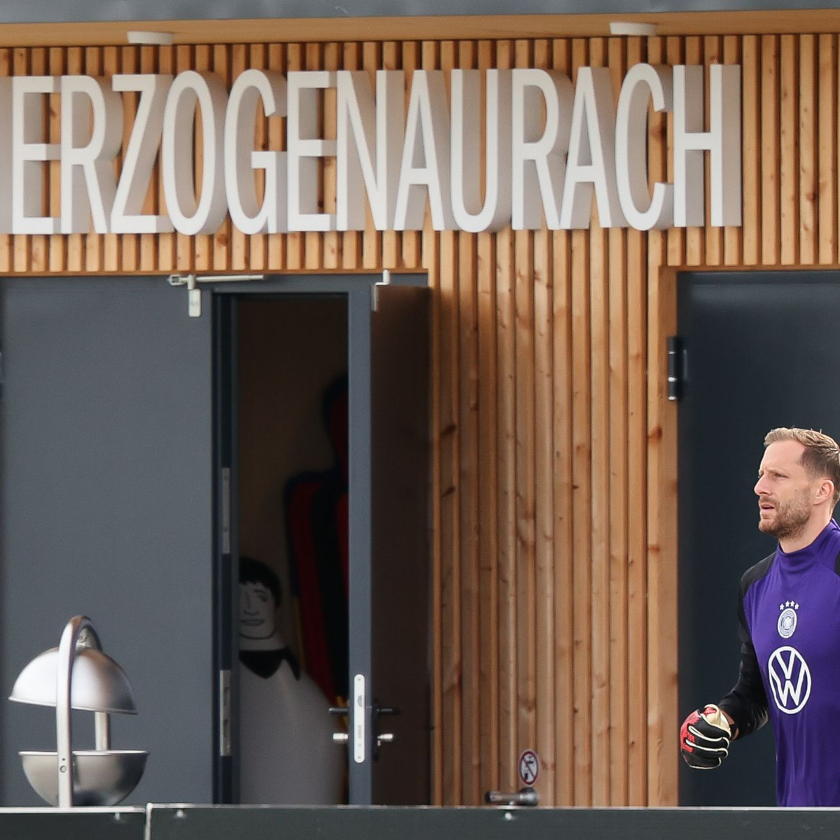 Oliver Baumann ist auf dem Weg zum Trainingsplatz in Herzogenaurach. (Archivbild)  - Foto: Christian Charisius/dpa