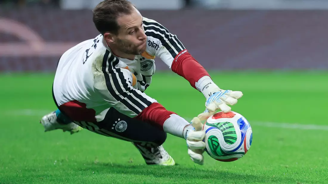 Oliver Baumann pariert beim Aufwärmtraining einen Ball. (Archivbild) - Bild: Jan Woitas/dpa