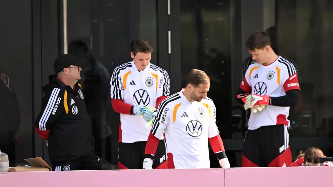 Oliver Baumann (M) bereitet sich mit Jonas Urbig (2.v.l) und Alexander Nübel (r) auf das Training vor.  - Bild: Federico Gambarini/dpa