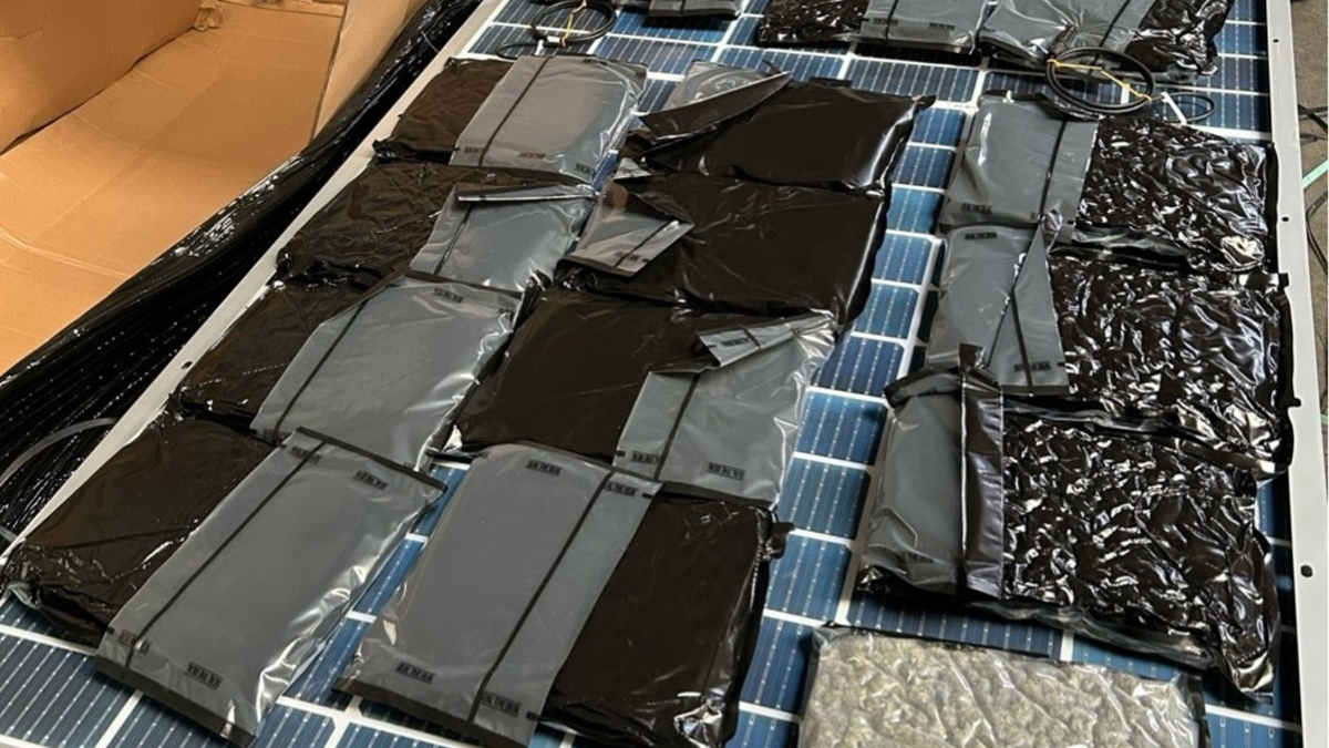 ZOLL-F: Frankfurter Zoll deckt Marihuana-Schmuggel in Solarmodulen auf - Foto: presseportal.de