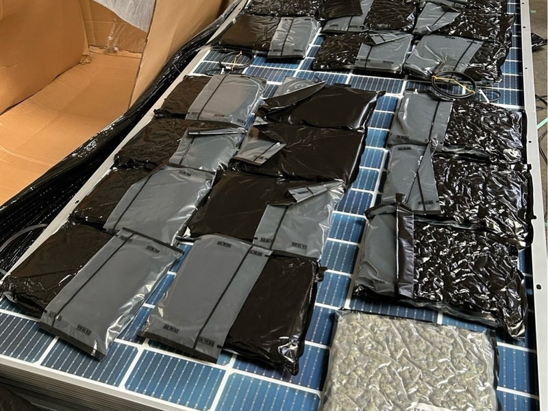 ZOLL-F: Frankfurter Zoll deckt Marihuana-Schmuggel in Solarmodulen auf - Foto: presseportal.de