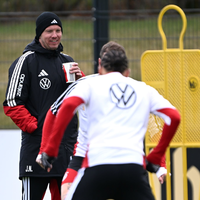 Warm eingepackt verfolgt Bundestrainer Julian Nagelsmann das Geschehen auf dem Trainingsplatz. - Foto: Federico Gambarini/dpa