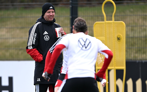Warm eingepackt verfolgt Bundestrainer Julian Nagelsmann das Geschehen auf dem Trainingsplatz. - Foto: Federico Gambarini/dpa