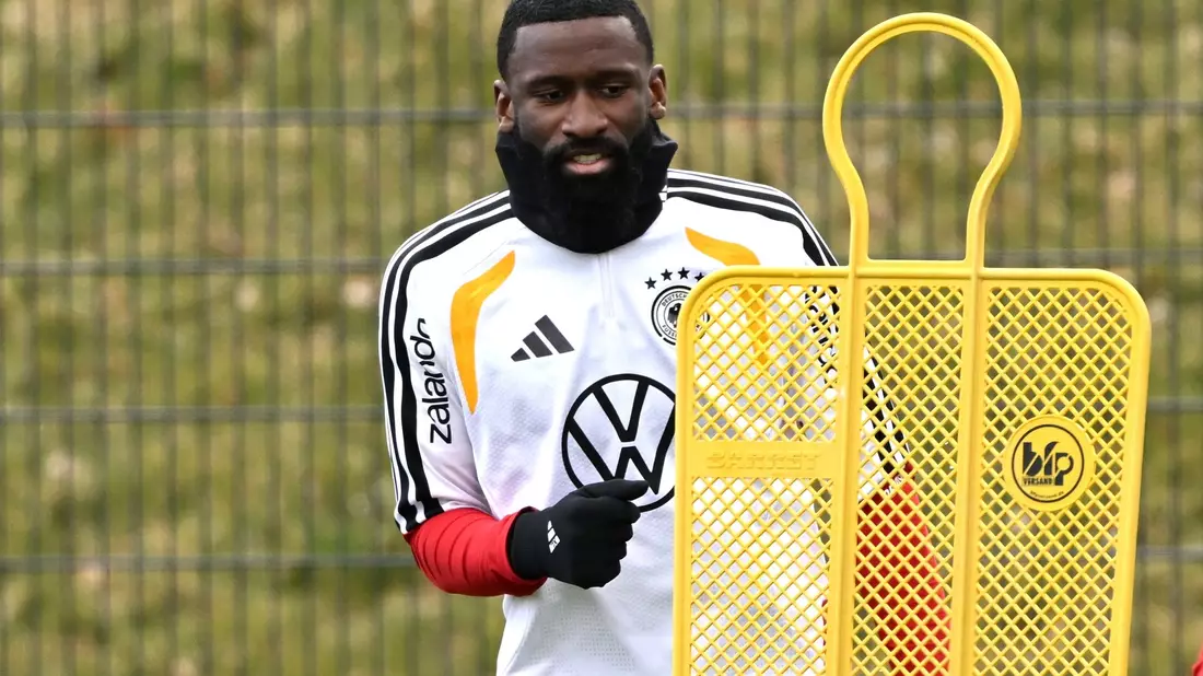 Antonio Rüdiger hat seinen Stammplatz zum Start ins WM-Jahr verloren. - Bild: Federico Gambarini/dpa
