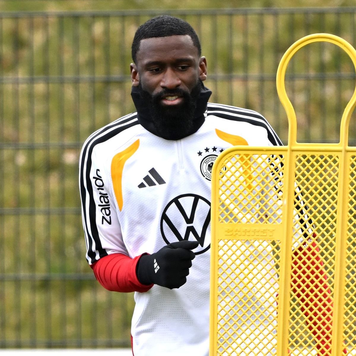 Antonio Rüdiger hat seinen Stammplatz zum Start ins WM-Jahr verloren. - Foto: Federico Gambarini/dpa