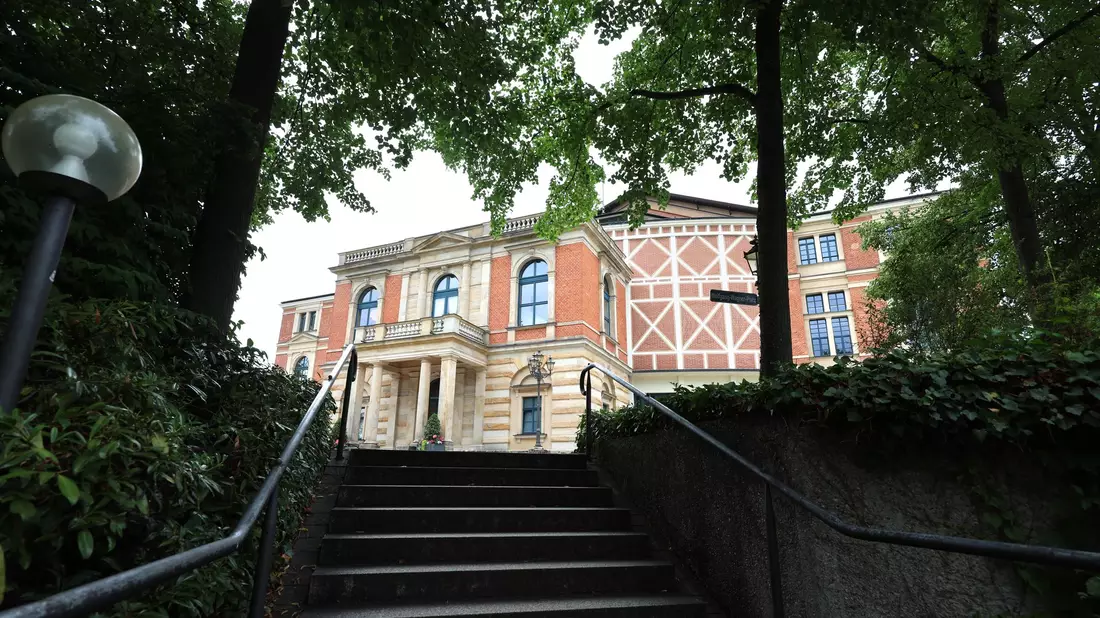 Das weltberühmte Festspielhaus in Bayreuth wird in diesem Jahr nachgebaut für ein Kinder- und Jugendprogramm. (Archivbild) - Bild: Karl-Josef Hildenbrand/dpa