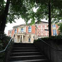 Das weltberühmte Festspielhaus in Bayreuth wird in diesem Jahr nachgebaut für ein Kinder- und Jugendprogramm. (Archivbild) - Foto: Karl-Josef Hildenbrand/dpa