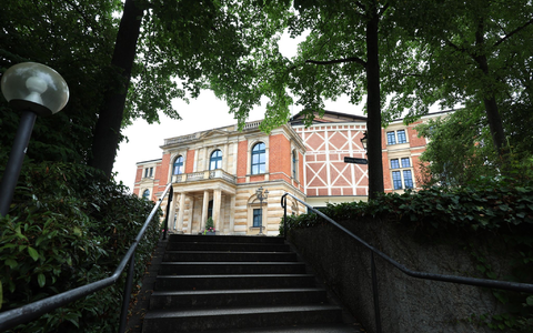 Das weltberühmte Festspielhaus in Bayreuth wird in diesem Jahr nachgebaut für ein Kinder- und Jugendprogramm. (Archivbild) - Foto: Karl-Josef Hildenbrand/dpa