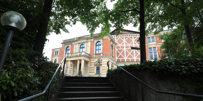 Das weltberühmte Festspielhaus in Bayreuth wird in diesem Jahr nachgebaut für ein Kinder- und Jugendprogramm. (Archivbild) - Foto: Karl-Josef Hildenbrand/dpa