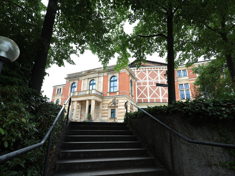 Das weltberühmte Festspielhaus in Bayreuth wird in diesem Jahr nachgebaut für ein Kinder- und Jugendprogramm. (Archivbild) - Foto: Karl-Josef Hildenbrand/dpa